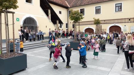 Zeleni Jurij s spremstvom na občinskem dvorišču 2
